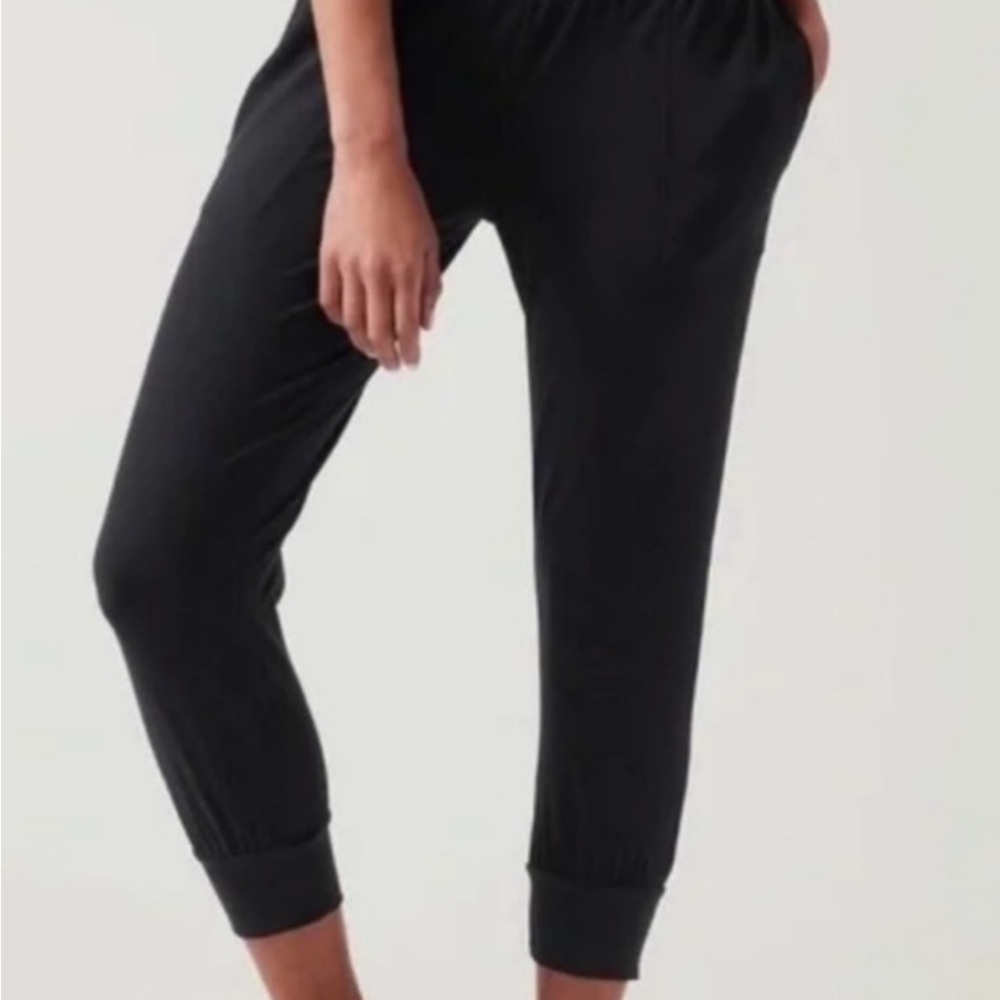 Athleta Black Salutation Crop Jogger Sz S